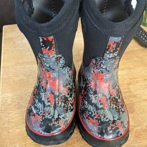 Bogs kids size 8